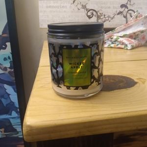 Wicked apple 🍏 b&bw candle